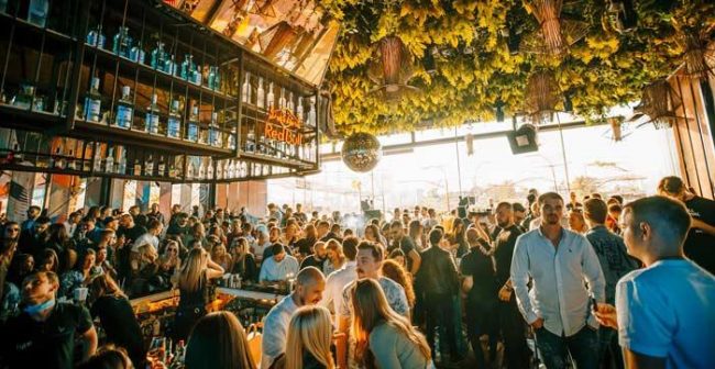 Letnji provod na splavu Leto